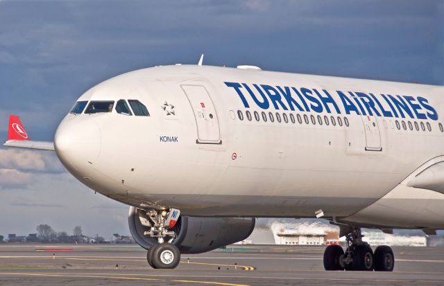 Airbus A330-300 (TC-JNI) - Close up of Konak THY A330-300 inbound on Bravo from IST