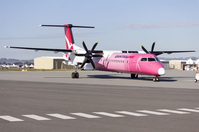 de Havilland Dash 8-400 (VH-QOH) - QantasLink (VH-QOH) Bombardier DHC-8-402Q at Wagga Wagga Airport.