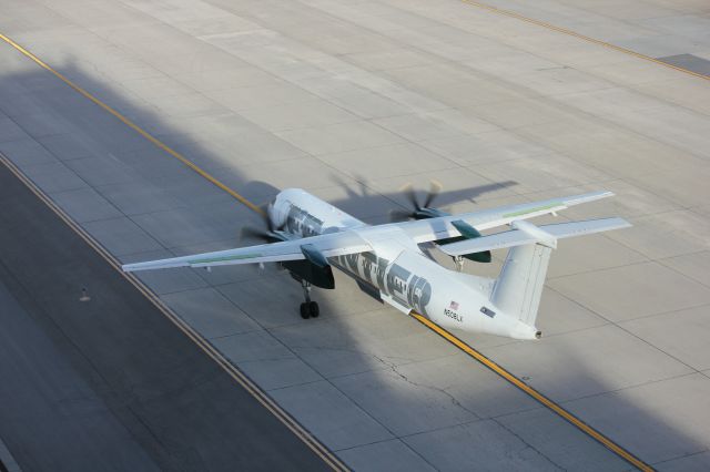 de Havilland Dash 8-400 (N508LX)