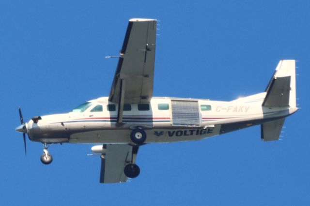 Cessna Caravan (C-FAKV) - C-FAKV Cessna Grand Caravan 208 École de Parachutisme Voltige 2001 INC Survolant la ville de Lavaltrie QC. Le 29-08-2024 à 14:34.
