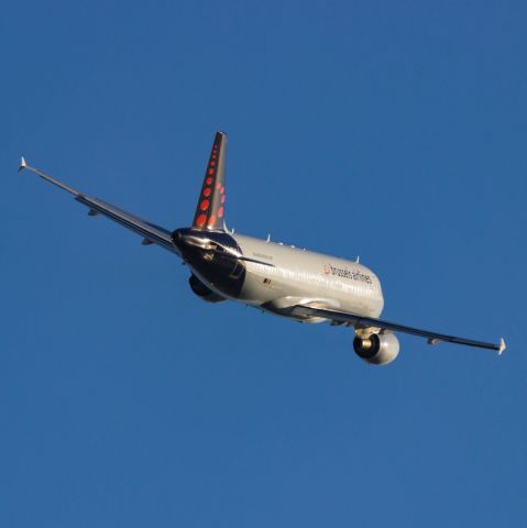 Airbus A320 (OO-TCQ)