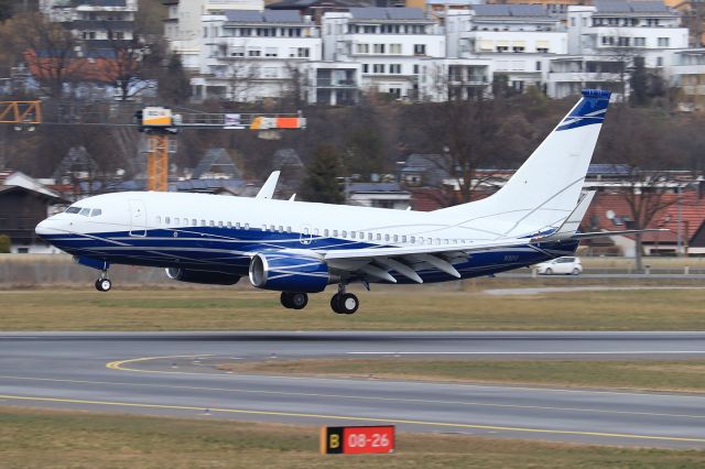 Boeing 737-700 (N9PF)