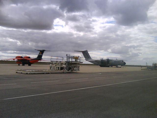 Antonov An-74-200 (UR-CKC) - Un Antonov 74TK-100 de Cavok-Air et un Airbus A400M sur le tarmac de laéroport Paris-Vatry (photos prise le 06/09/2015)