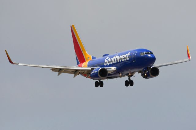 Boeing 737-700 (N7812G)