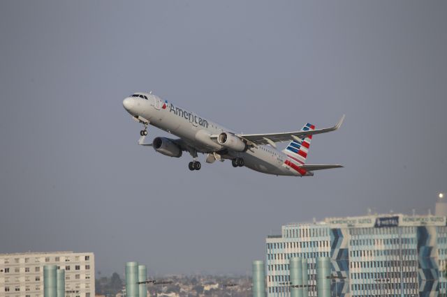 Airbus A321 (N165NN)