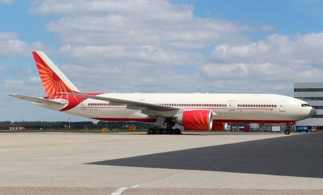 Boeing 777-200 (A6-LRE) - A6-LRE stil waiting for repaint in Ethiad colors at KLM Engineering & Maintenance Amsterdam Airport