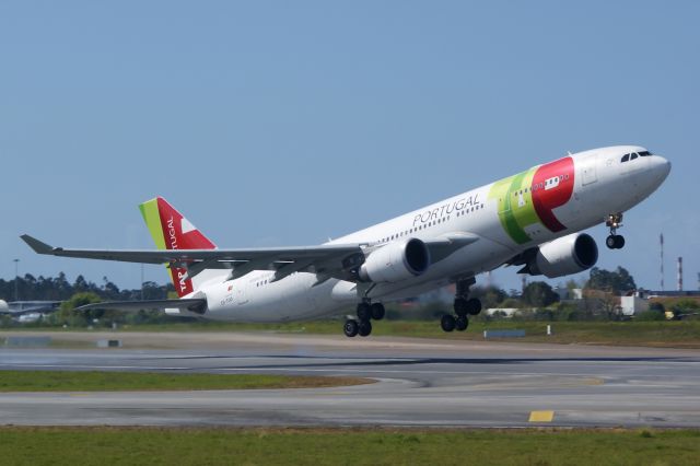 Airbus A330-200 (CS-TOO)