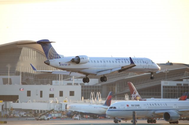 Canadair Regional Jet CRJ-700 (N787SK)