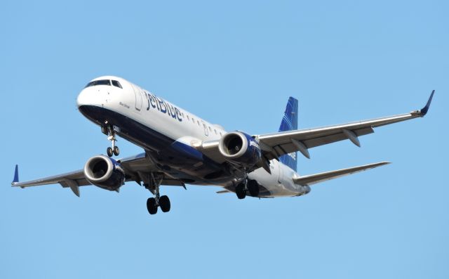 Embraer ERJ-190 (N265JB) - Moments from landing, Mar. 2020.