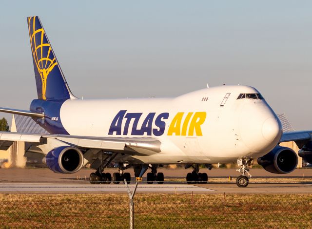 Boeing 747-400 (N477MC)