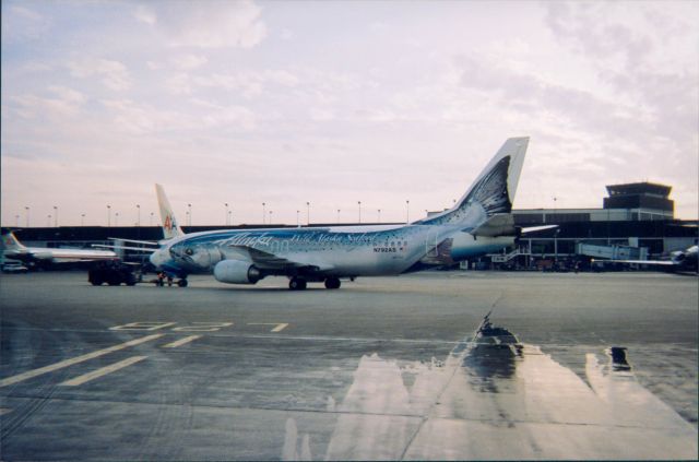 Boeing 737-700 (N792AS) - Salmon Thirty Salmon