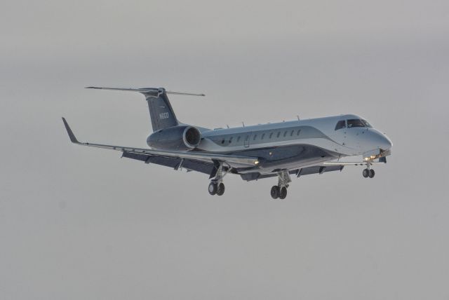 Embraer Legacy 600/650 (N6GD) - Final to 24R in CYHU, 23-01-2021