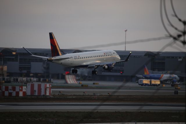 EMBRAER 175 (long wing) (N241SY)