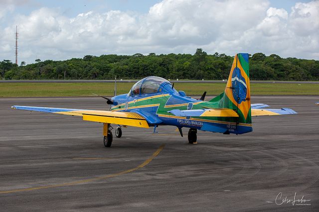 — — - Tucano da Esuqdrilha da Fumaça
