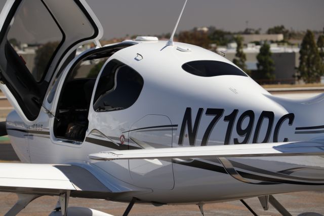 Cirrus SR-22 (N719DC)