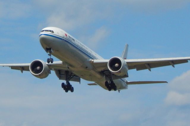 BOEING 777-300ER (B-2046)