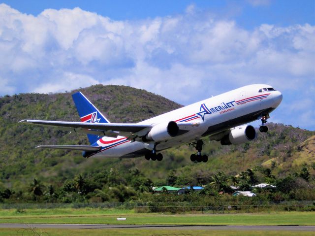 BOEING 767-300 (N743AX)