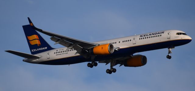 Boeing 757-200 (TF-ISY)