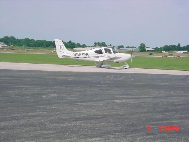 Cirrus SR-22 (N951PB) - Taxiing to 27 on 7/6/09