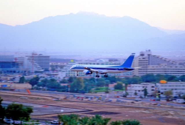 Boeing 757-200 (4X-EBL) - 1998 - Landing in Eilat just before sunrise