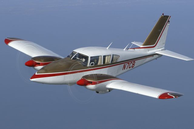 Piper Aztec (N7CB)