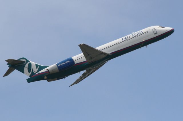 Boeing 717-200 (N938AT) - AirTran Flight 988 (N938AT) departs Runway 14 at Sarasota-Bradenton International Airport enroute to Chicago-Midway International Airport