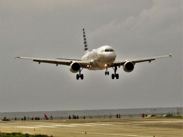 Airbus A319 (N721UW)