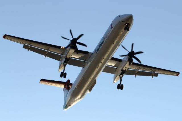 de Havilland Dash 8-400 (LX-LGE) - Landing at London City Airport.