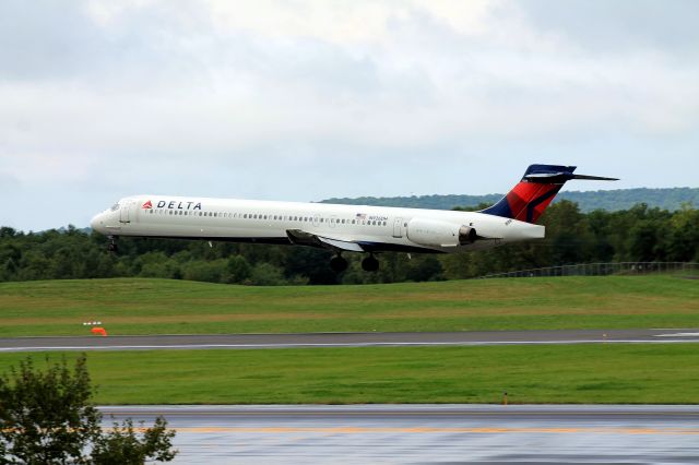 McDonnell Douglas MD-90 (N926DH)