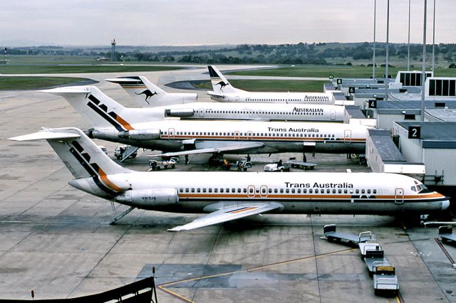 BOEING 737-400 (VH-TJS) - TRANS AUSTRALIA AIRLINES - McDONNELL DOUGLAS DC-9-31 - REG : VH-TJS (CN 47550/623) - TULLAMARINE MELBOURNE VIC. AUSTRALIA - YMML (15/5/1987)