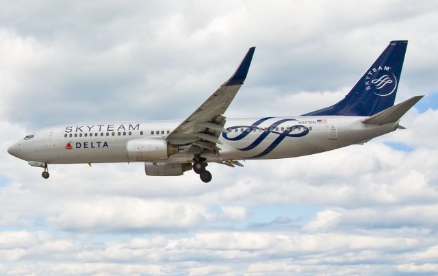 Boeing 737-700 (N381DN) - Special Skyteam Boeing 737-800 livery on FlightAware.Com !