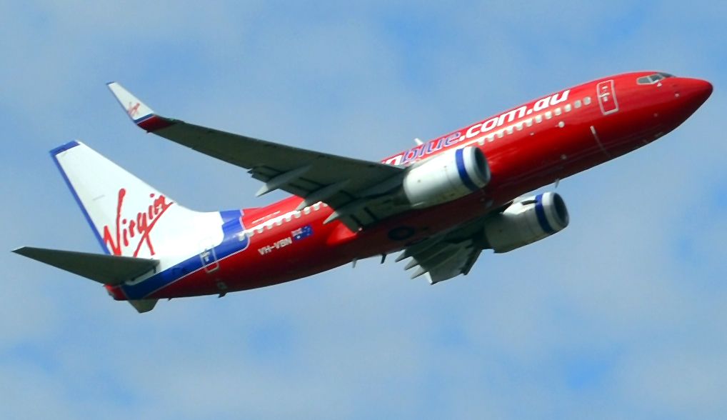 Boeing 737-700 (VH-VBN) - Departing Adelaide on a beautiful autumn Saturday bearing the now superseded bright and colourful livery. Much more attractive than the boring and dull new white livery for Virgin Australia.