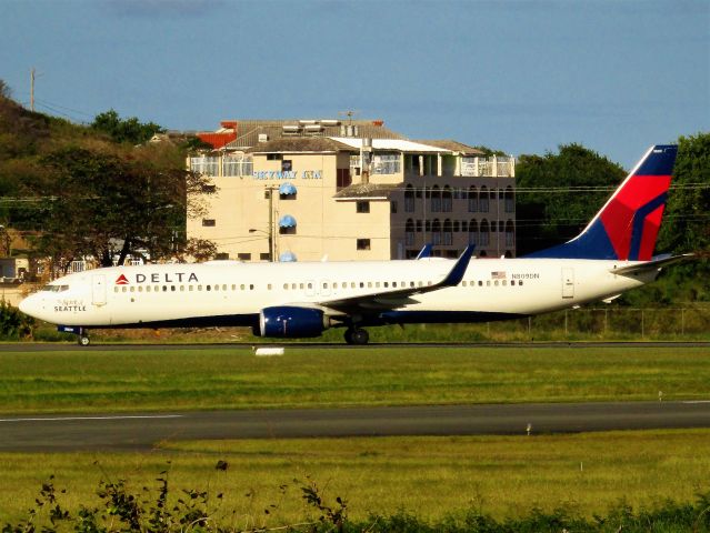 Boeing 737-900 (N809DN)