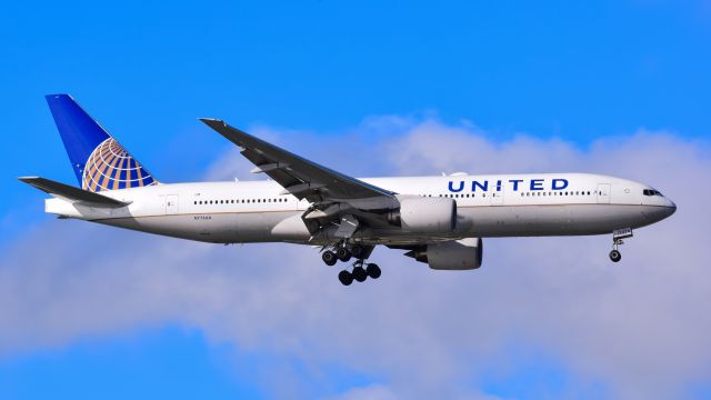 BOEING 767-300 (N776UA)