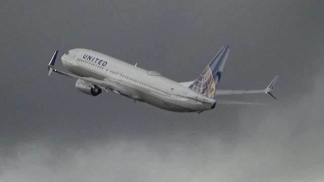 Boeing 737-800 (N11206) - A United 737-800 blasting off out of PDX! Date - Feb 17, 2018