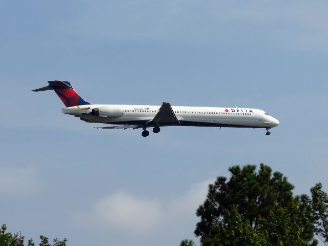 McDonnell Douglas MD-90 (N923DN)