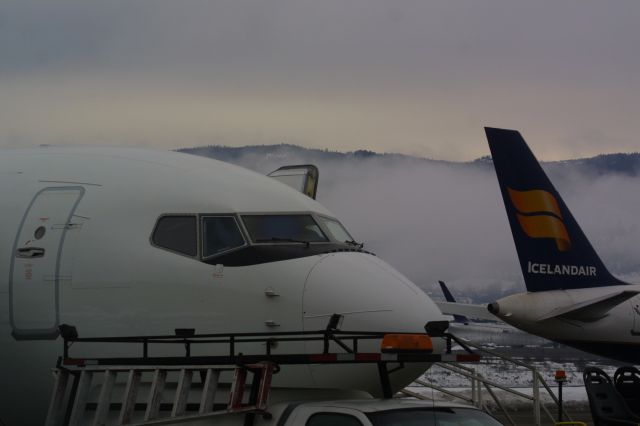 Boeing 737-700 (C-GWBX) - Westjet 737-7CT and an Icelandair Boeing 757-256 in the background