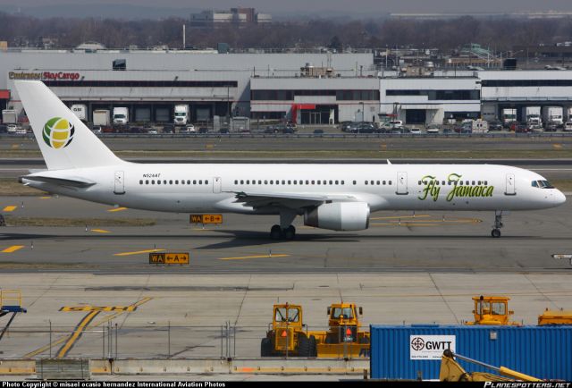 Boeing 757-200 (N524AT)