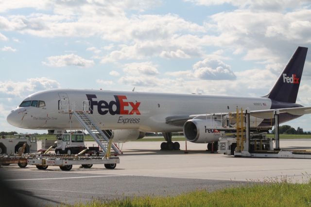 Boeing 757-200 (N956FD)