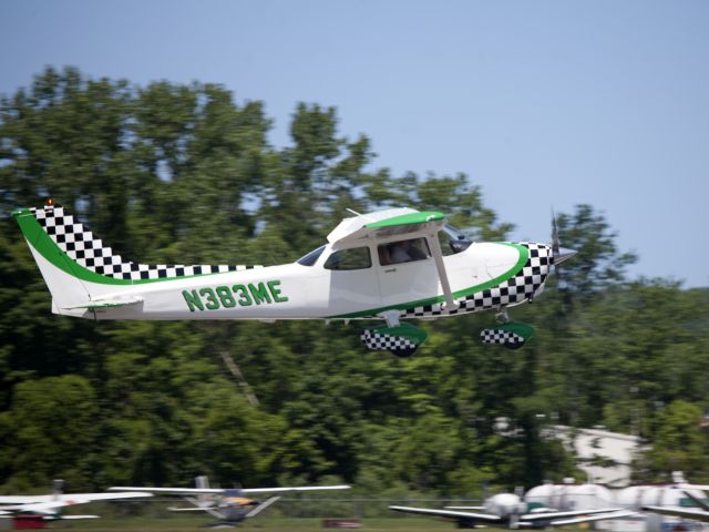 Cessna Skylane (N383ME) - Take off runway 08.