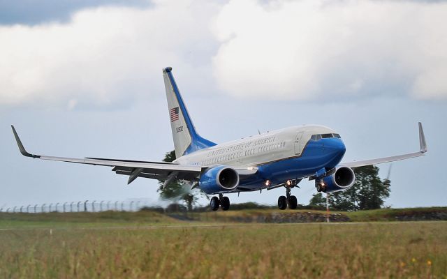 05-0932 — - usaf c-40c 05-0932 about to land at shannon 5/7/15.