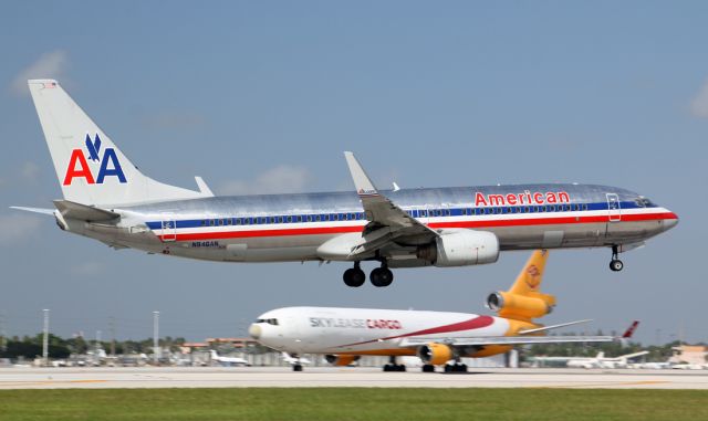 Boeing 737-800 (N946AN)