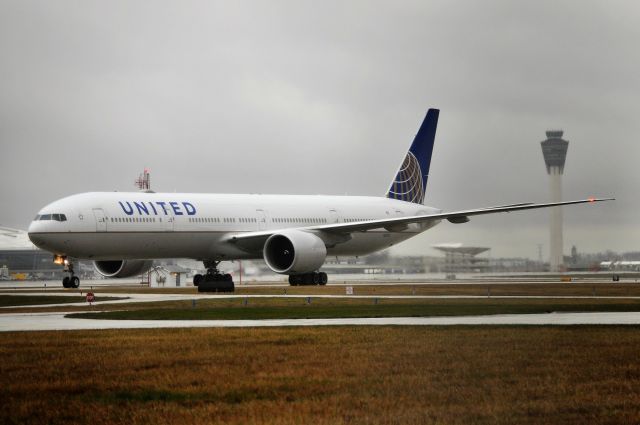 BOEING 777-300 (N2534U) - 12-30-20