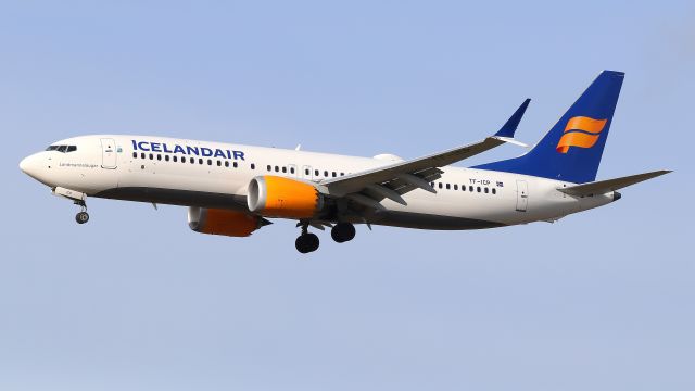 Boeing 737-800 (TF-ICP)