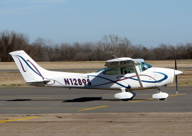 Cessna Skylane (N1289S) - Parked at Downtown Shreveport.