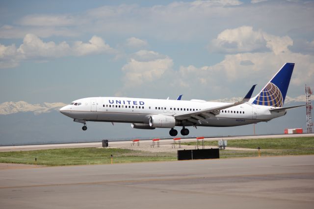 Boeing 737-800 (N37263) - Landing on 16L.