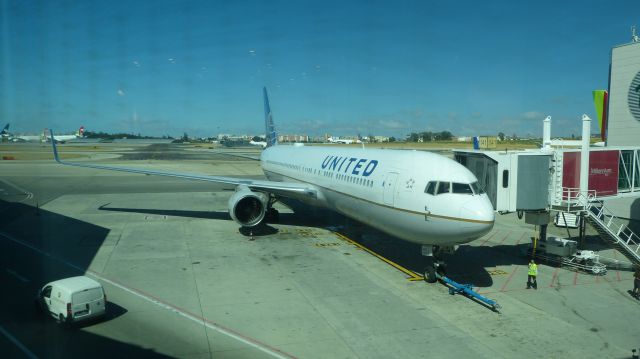 BOEING 767-300 (N673UA) - Heading out to Newark