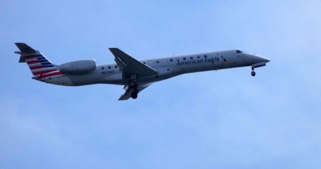 Embraer ERJ-145 (N624AE) - On final is this 1999 American Airlines Eagle Embraer EMB-145LR in the Spring of 2019.