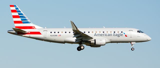 Embraer 170/175 (N240NN) - 10/01/2016 American Eagle(Envoy) N240NN E175 KDFW