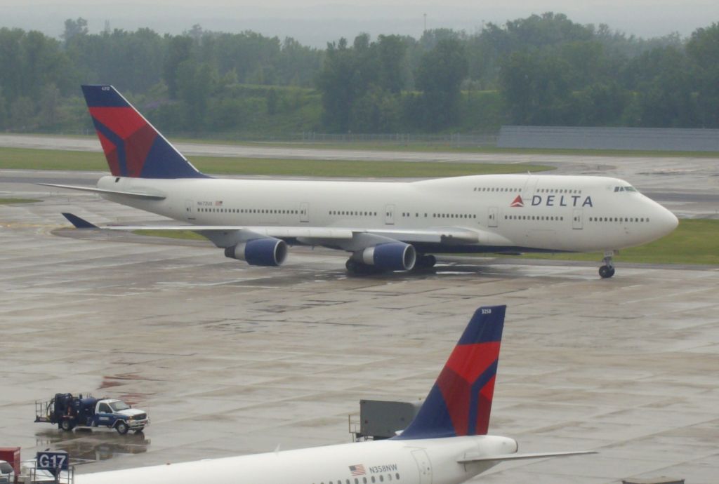 Boeing 747-400 (N672US) - Delta 747 taxis to the gate after arrivig from Japan on 5-22-10.